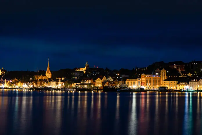 Blick auf die Stadt Flensburg bei Nacht